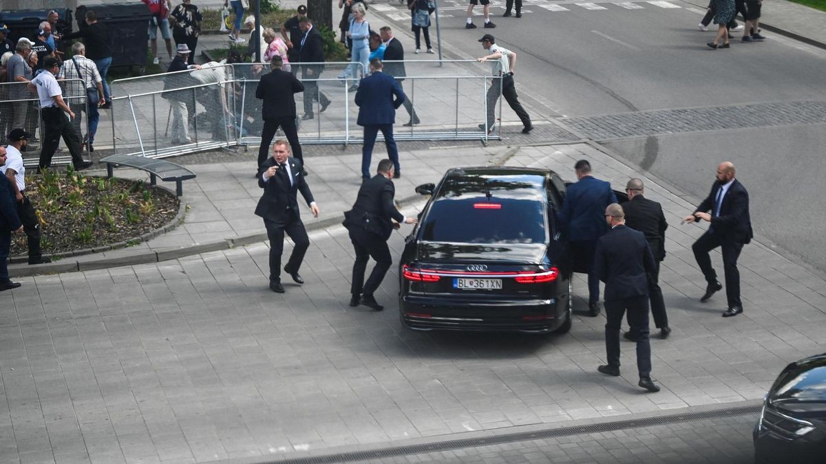 Sicherheitskräfte bringen Premierminister Robert Fico in Sicherheit.