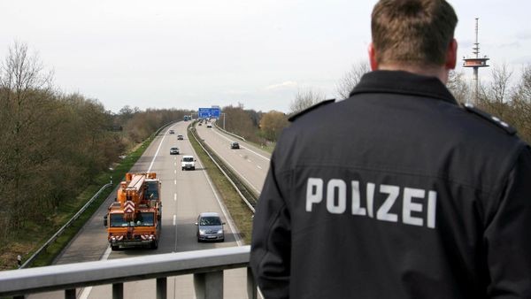A1: Steinwurf auf der Autobahn? Polizei sucht Zeugen