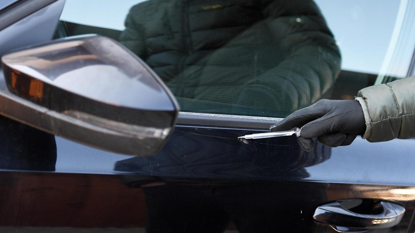 10-Autos-zerst-rt-R-tselhafte-Vandalismus-Serie-besch-ftigt-die-Polizei