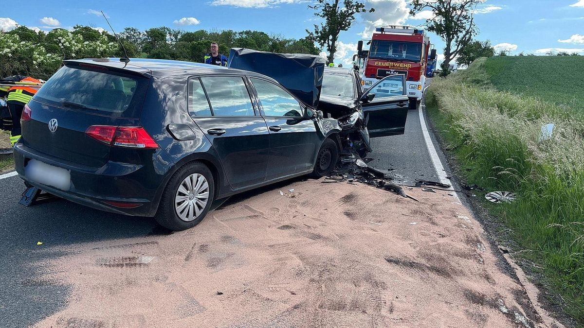 Während des Rettungs- und Feuerwehreinsatzes war die Landstraße voll gesperrt. 