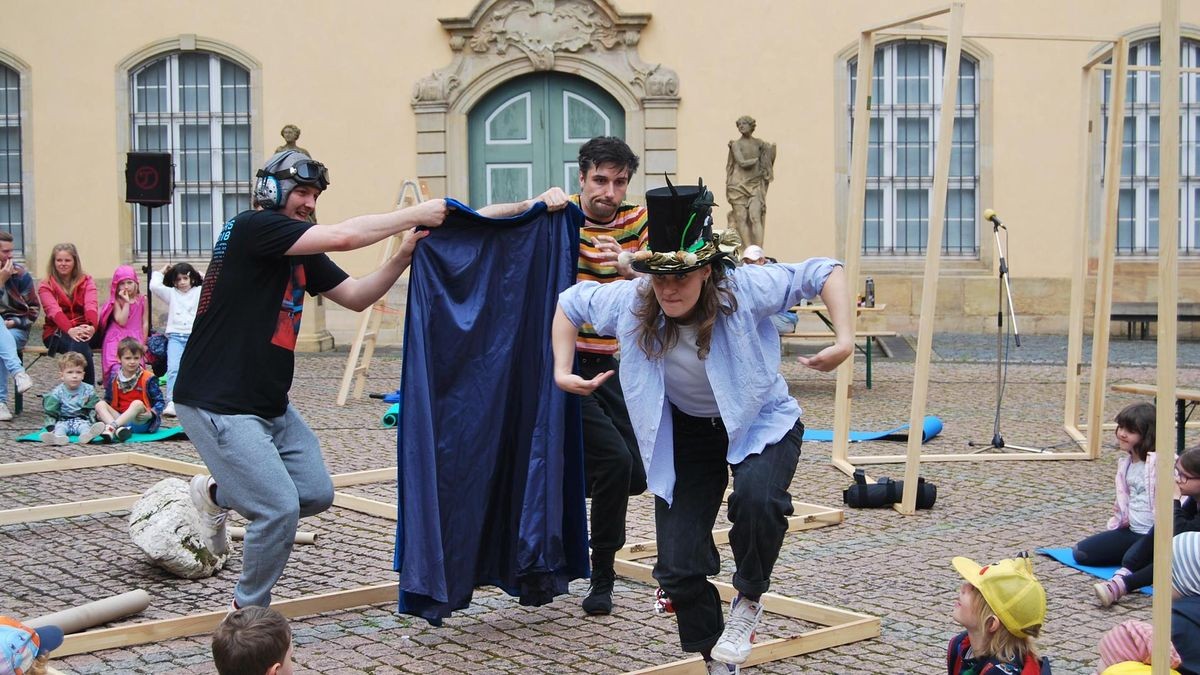 Die „Grüne Bande“ geht an den Start. Die mobile Wandertheater-Inszenierung für Kinder ab fünf Jahren und Familien des Jungen Schauspiels feiert am Freitagabend im Eisenacher Schlosshof Premiere. Nach Eisenach stehen verschiedene weitere Aufführungsorte entlang der einstigen Grenze auf dem Programm.
Szenenfoto mit Alexander Müßig, Christoph Rabeneck und Elisabeth Rasch.