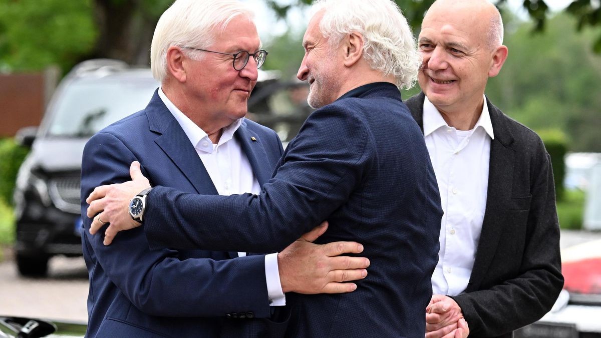 Bundespräsident Frank-Walter Steinmeier (links) begrüßt Rudi Völler (Mitte), Direktor der deutschen Männer-Nationalmannschaft, und Bernd Neuendorf (rechts), DFB-Präsident.