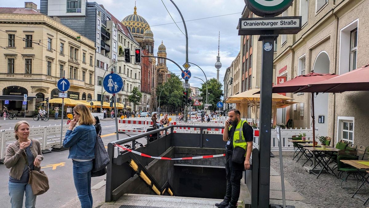 Die S-Bahn-Station in der Oranienburger Straße in Berlin ist abgeriegelt. Der Bahnhof wurde am Nachmittag geräumt, die Eingänge sind versperrt.