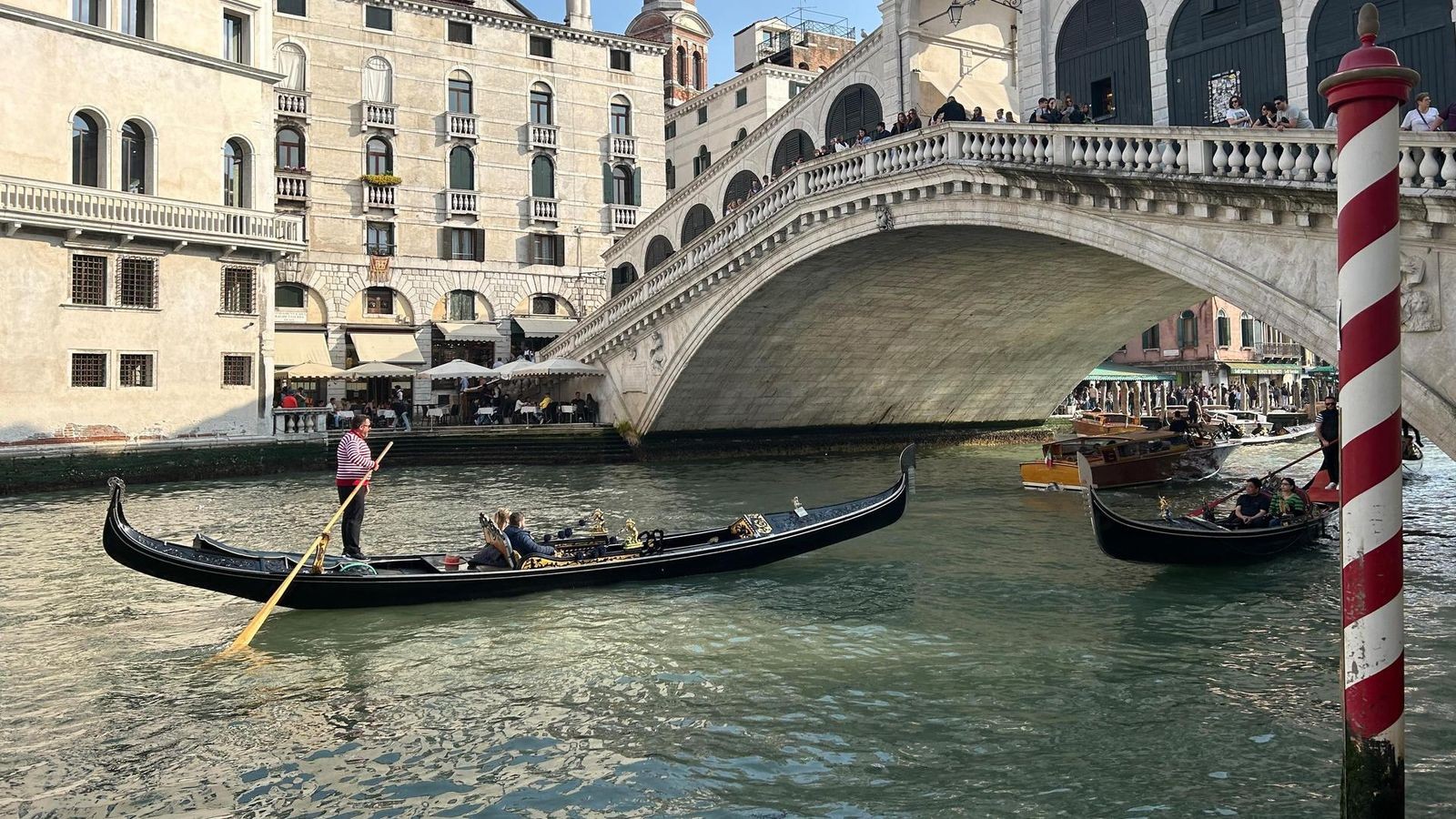 crash-in-venedig-junge-frau-kracht-mit-gestohlenem-boot-in-wahrzeichen