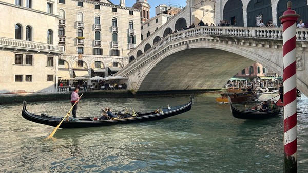 Crash in Venedig: Junge Frau kracht mit gestohlenem Boot in Wahrzeichen