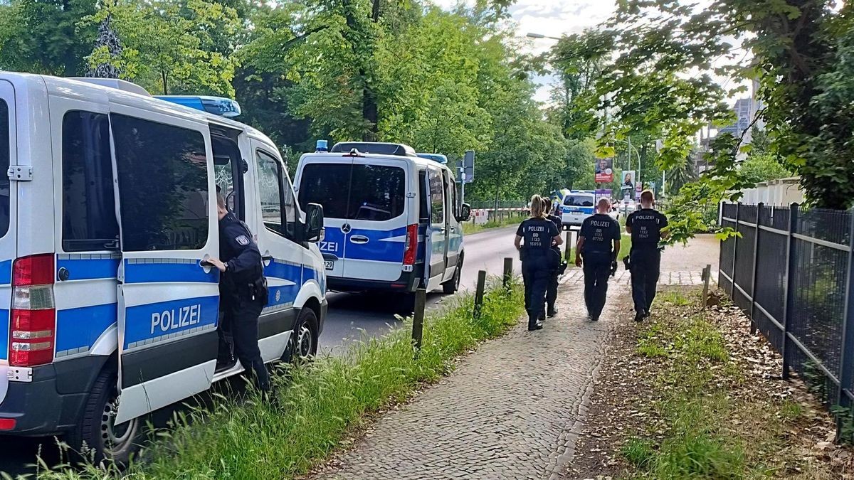 Die Polizei ist in der Geschwister-Scholl-Straße in Potsdam mit einem Großaufgebot im Einsatz.