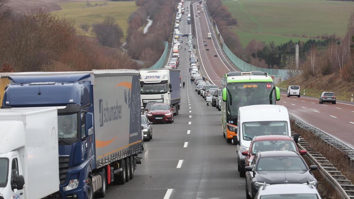 Auf der A4 staut sich am Donnerstagnachmittag der Verkehr. (Symbolfoto)