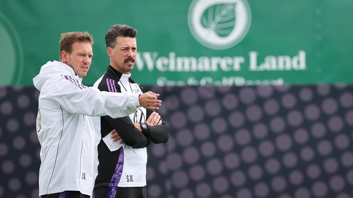 Bundestrainer Julian Nagelsmann (links) und Assistenztrainer Sandro Wagner in Blankenhain.