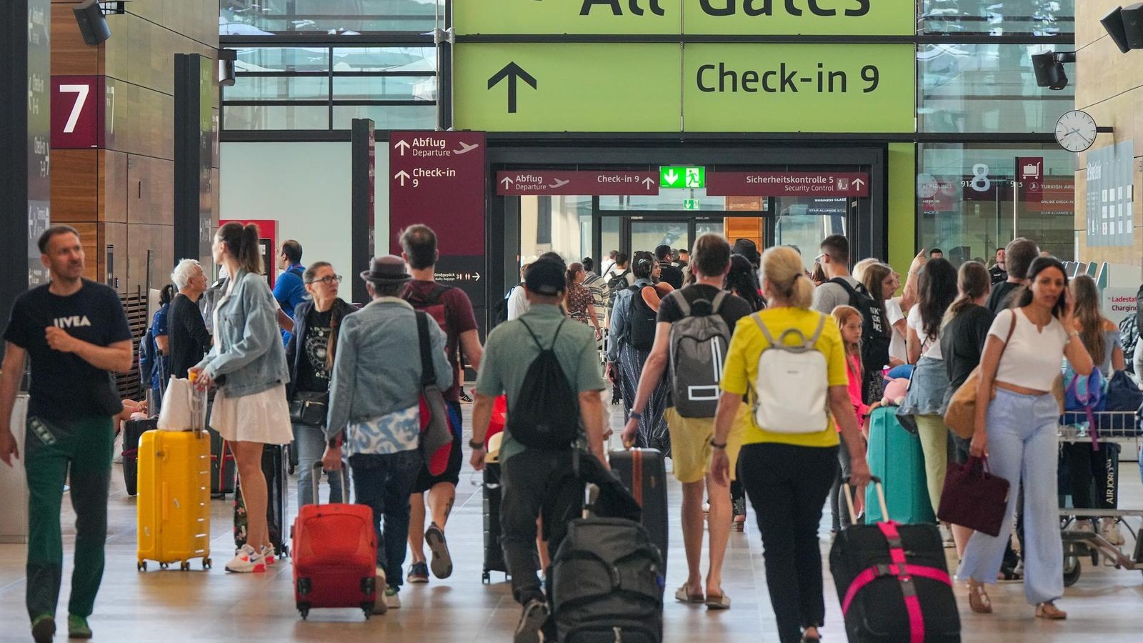 Mann-mit-granaten-hnlichem-Gegenstand-l-st-Alarm-am-BER-aus