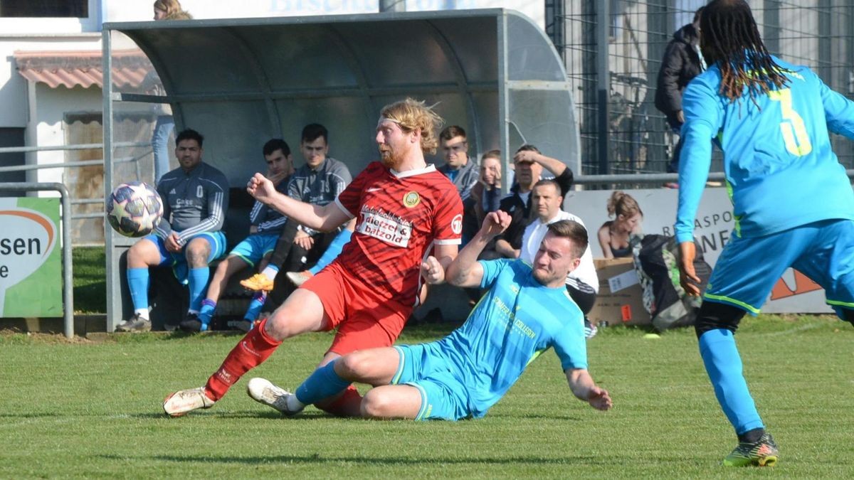 In der Rückrunde spielten die Bischofrodaer (links, David Böhnhardt) selten so konzentriert wie beim 1:1 gegen Meister Westring Gotha. 