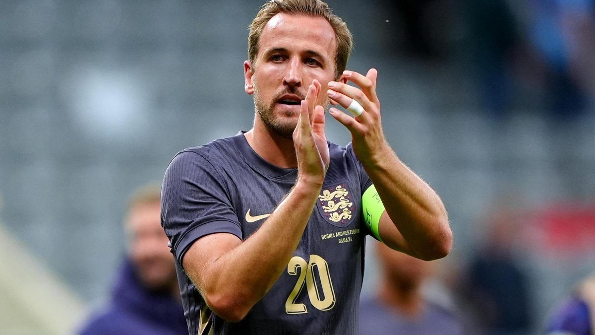 Der englische Nationalspieler Harry Kane applaudiert den Fans am Ende eines internationalen Freundschaftsspiels im St. James‘ Park in Newcastle.