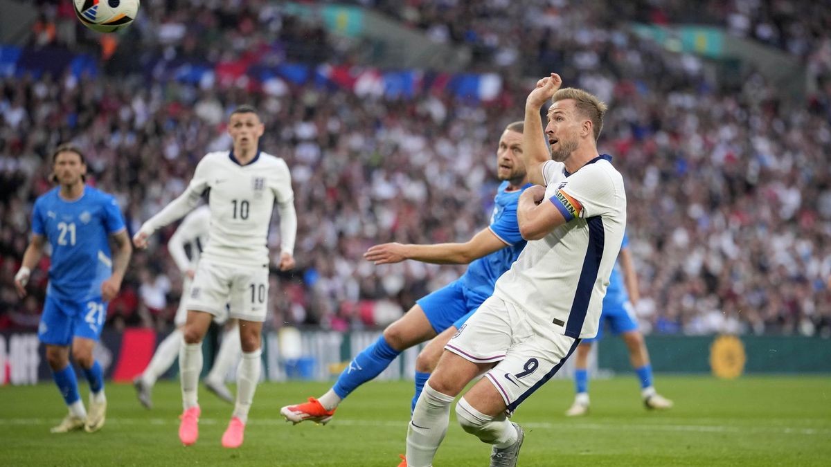  Englands Harry Kane verfehlt im letzten Test gegen Island wie seine Mitspieler das Tor.