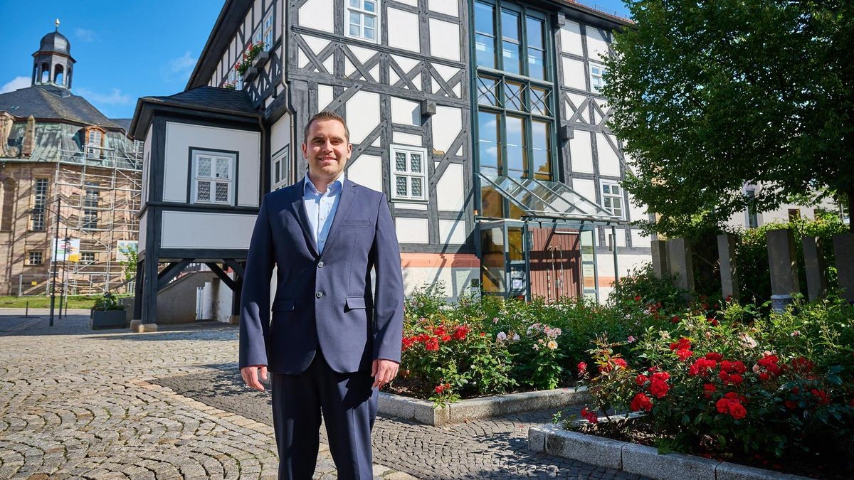 Jetzt ist es offiziell: Leon Graupner (parteilos) tritt im Kreis Gotha mit 26 in die Fußstapfen von Michael Brychcy (CDU) und wird neuer Bürgermeister von Waltershausen.