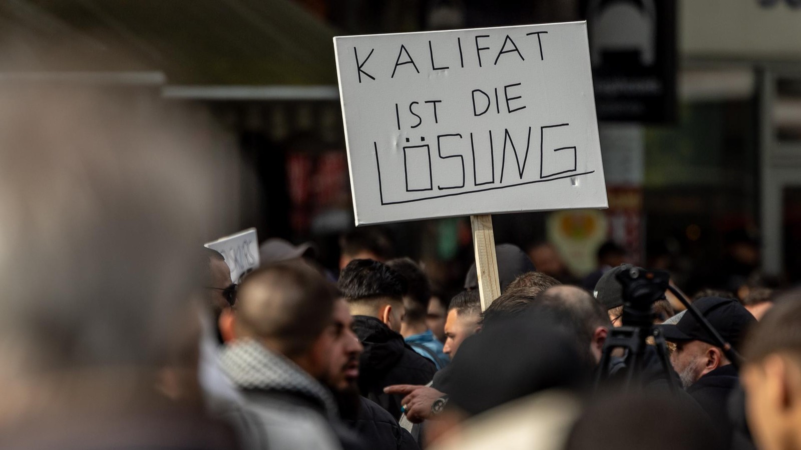 Schule-Feuerwehr-und-Co-Verfassungsschutz-soll-Bewerber-checken