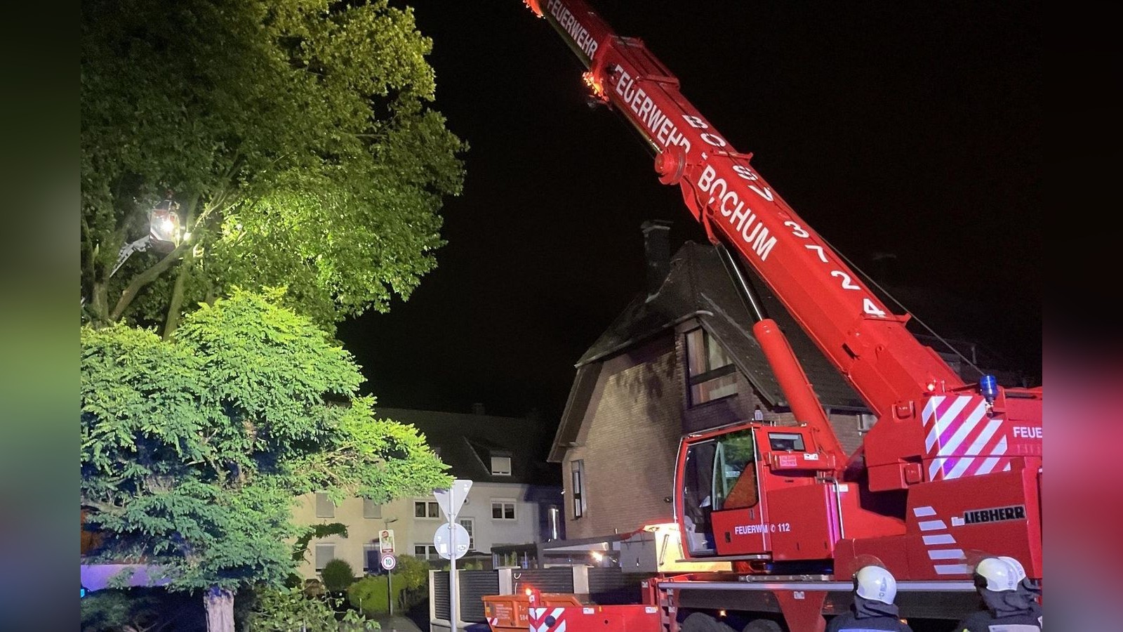Baum-st-rzt-auf-Wohnhaus-und-Auto-in-Bochum-Hoher-Schaden