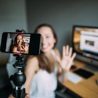 Geld verdienen mit Postings oder Videos auf Plattformen wie Instagram, YouTube oder TikTok. Vor allem bei der jüngeren Generation ist das beliebt. Doch es kann Ärger mit der Steuer drohen. Beautiful woman vlogging at home
