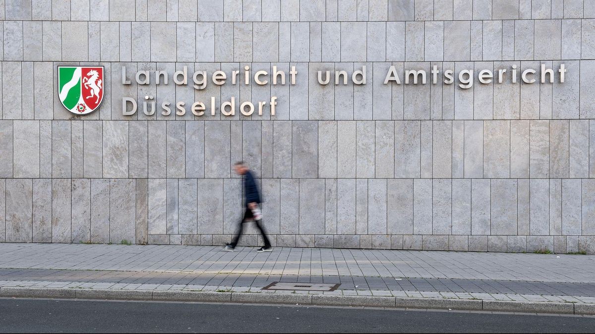 Eine 69-Jährige soll eine Katze vom Balkon in den Tod gestoßen haben. Nun wurde sie am Düsseldorfer Amtsgericht verurteilt. 