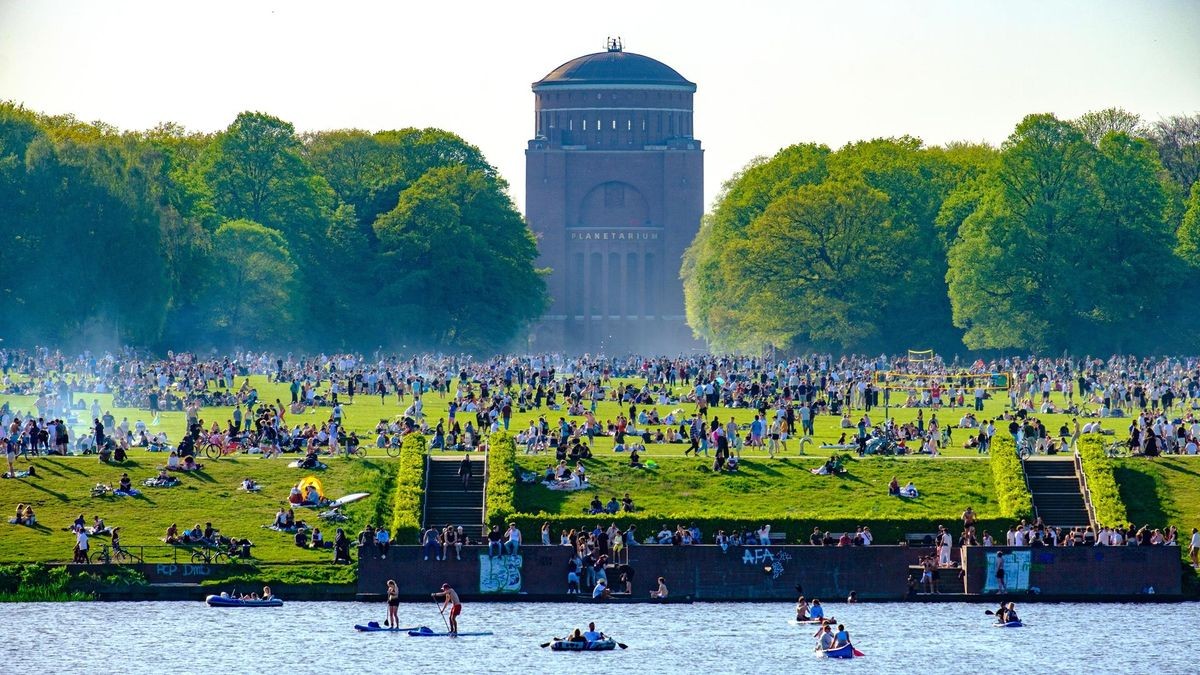 Der Hamburger Stadtpark lockt vor allem in den Sommermonaten viele Menschen an, die hier ihre Freizeit verbringen.