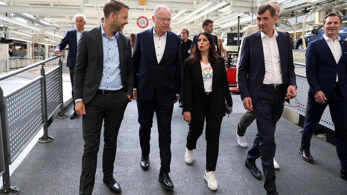 Auf Tuchfühlung mit den Mächtigen: Daniela Cavallo übte lange den Schulterschluss mit dem Management. Doch einflussreiche Vermittler wie Ex-Ministerpräsident Stephan Weil  und Ex-Personalvorstand Gunnar Kilian (links und rechts von Cavallo) haben die Bühne verlassen.