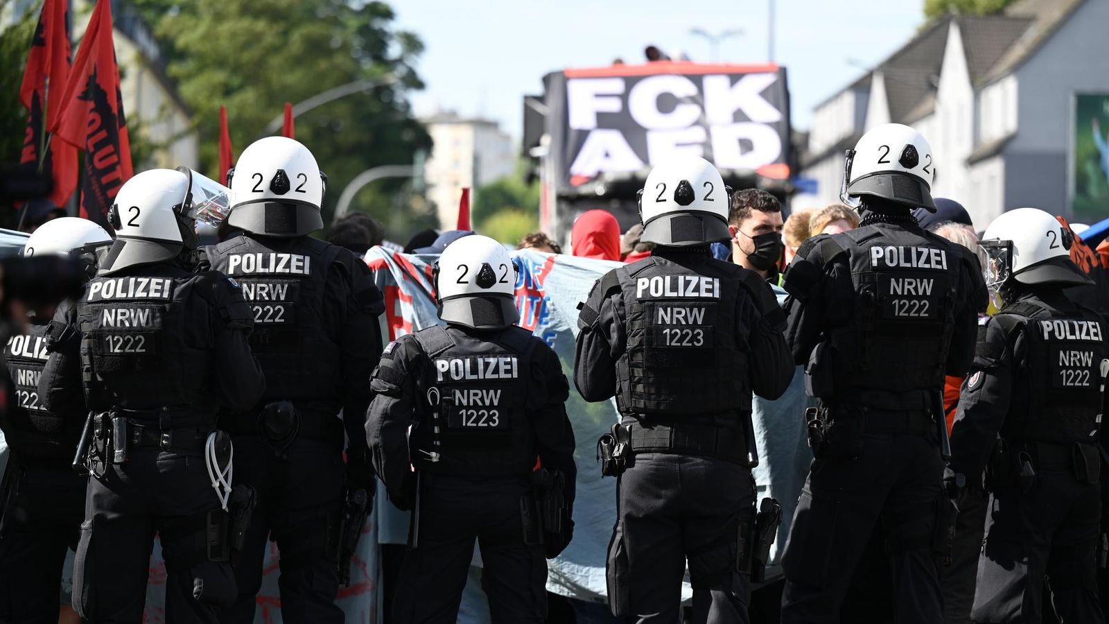 AfDParteitag Polizist schwer verletzt ist das der DemoTreter?