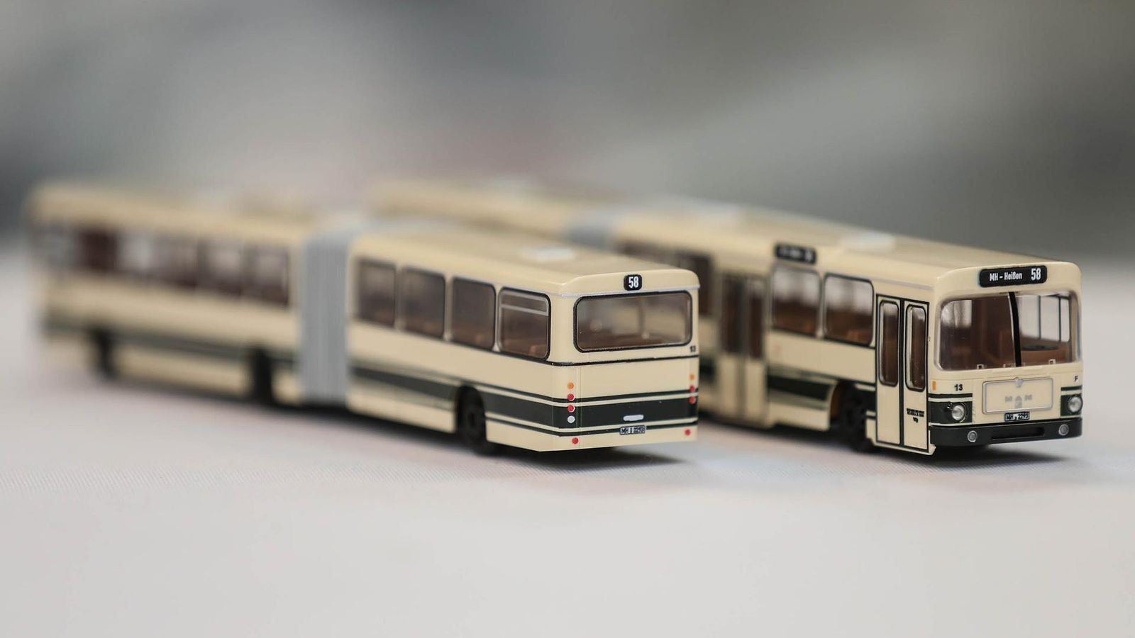 -Mini-Auto-in-Hei-en-Auch-alten-M-lheimer-Bus-im-Sortiment