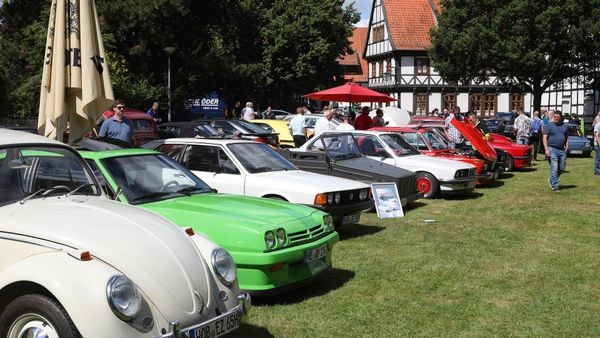 Schlosspark in Fallersleben wird zum Paradies für Oldtimerfans