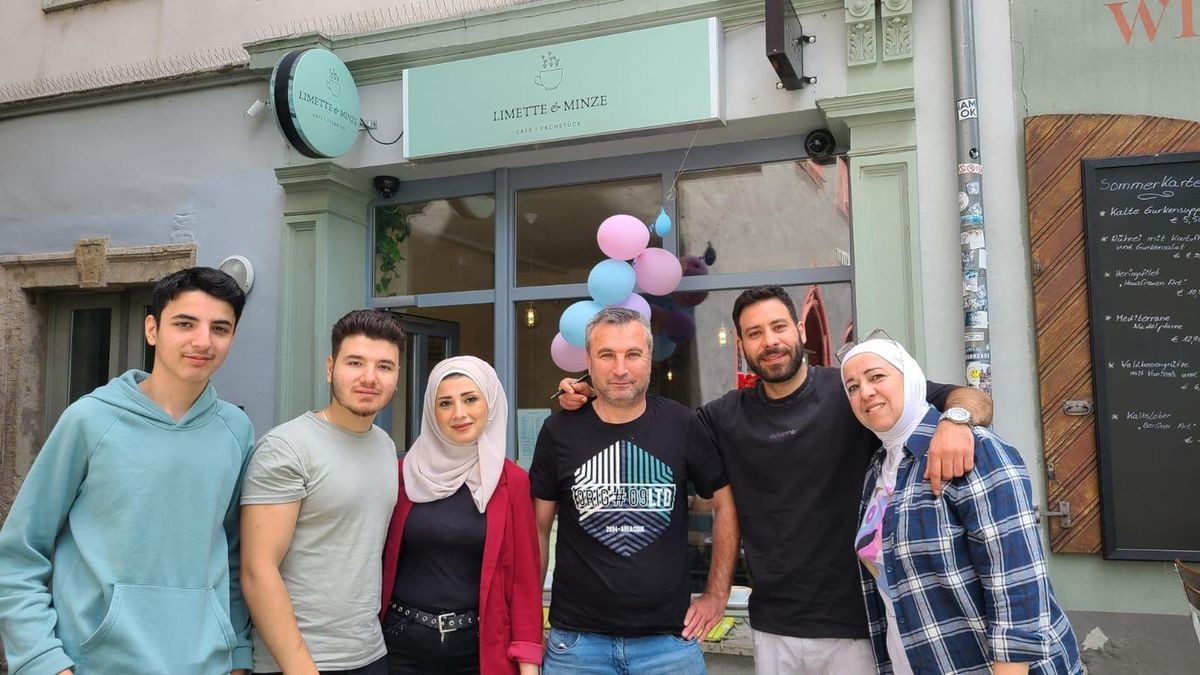 Rula und Rauia sind stolz auf ihr neues Café am Jenaer Markt
