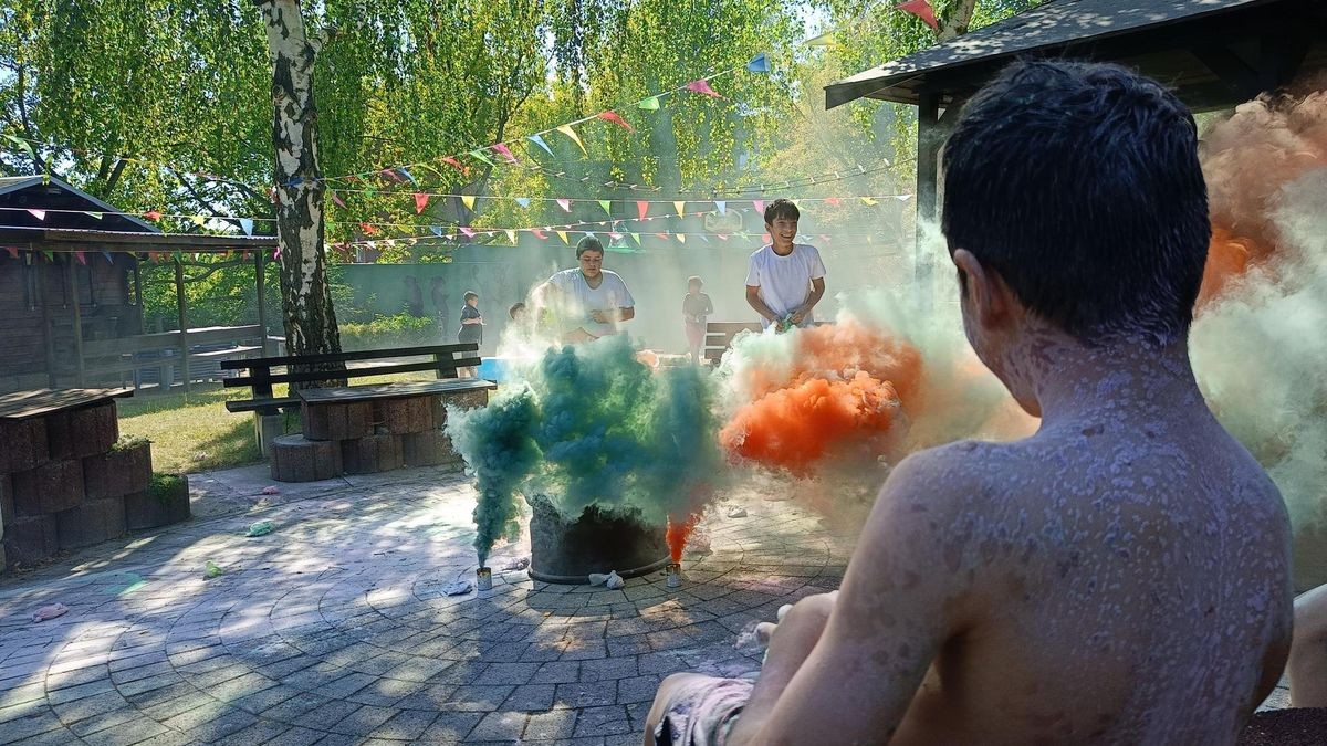 Bunte Rauchschwaden über GeraBieblach Ein bisschen Holi im Stadtteil
