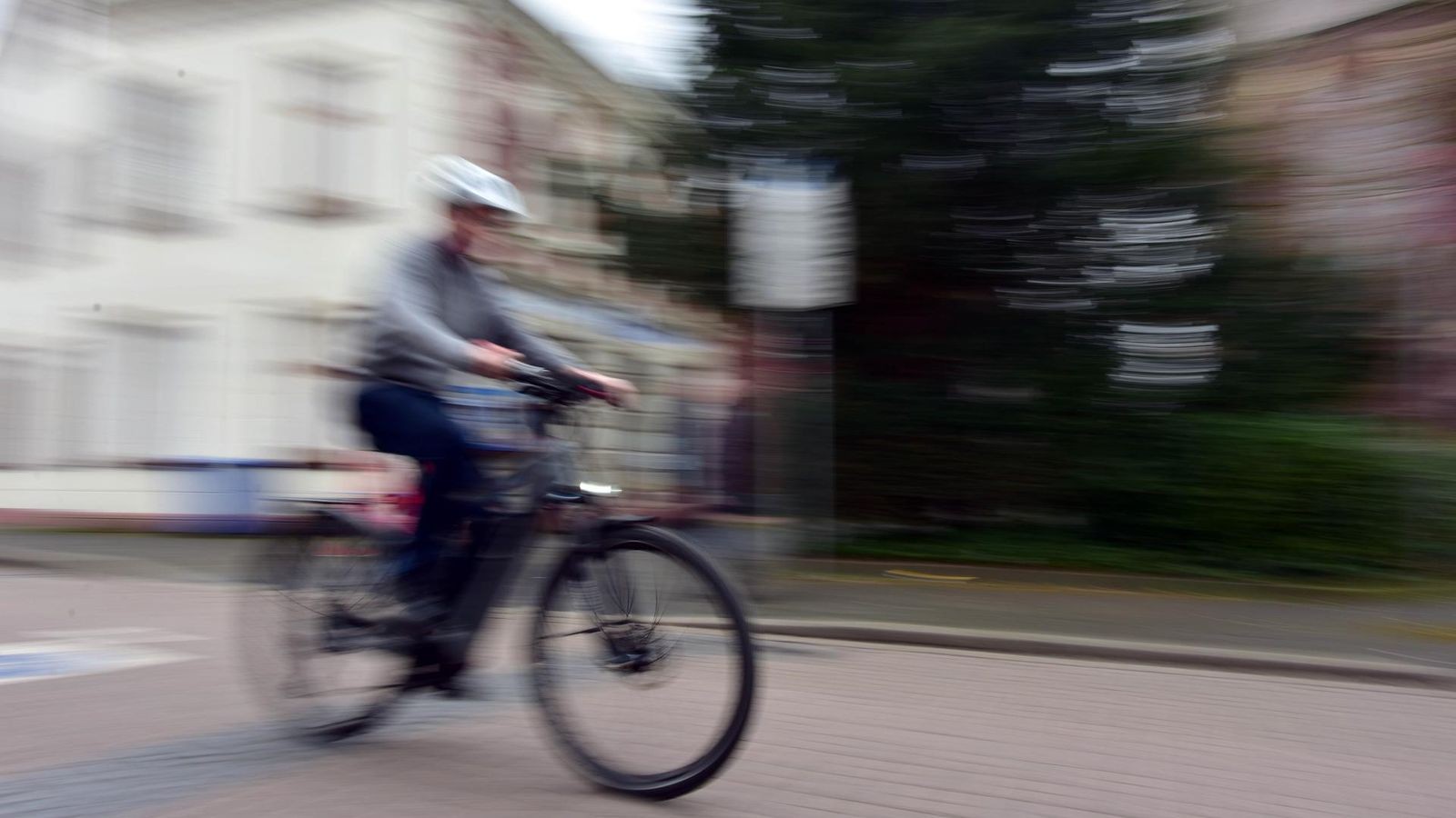 Radfahrerin-wird-in-Bochum-von-Auto-erfasst-Krankenhaus
