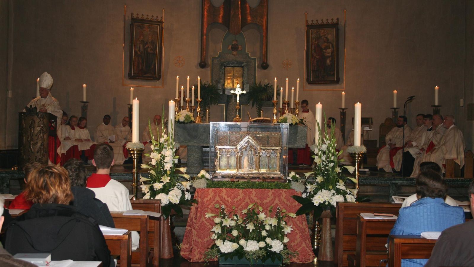 Reliquienschrein-auf-Reisen-Lourdes-Segen-in-Lennestadt