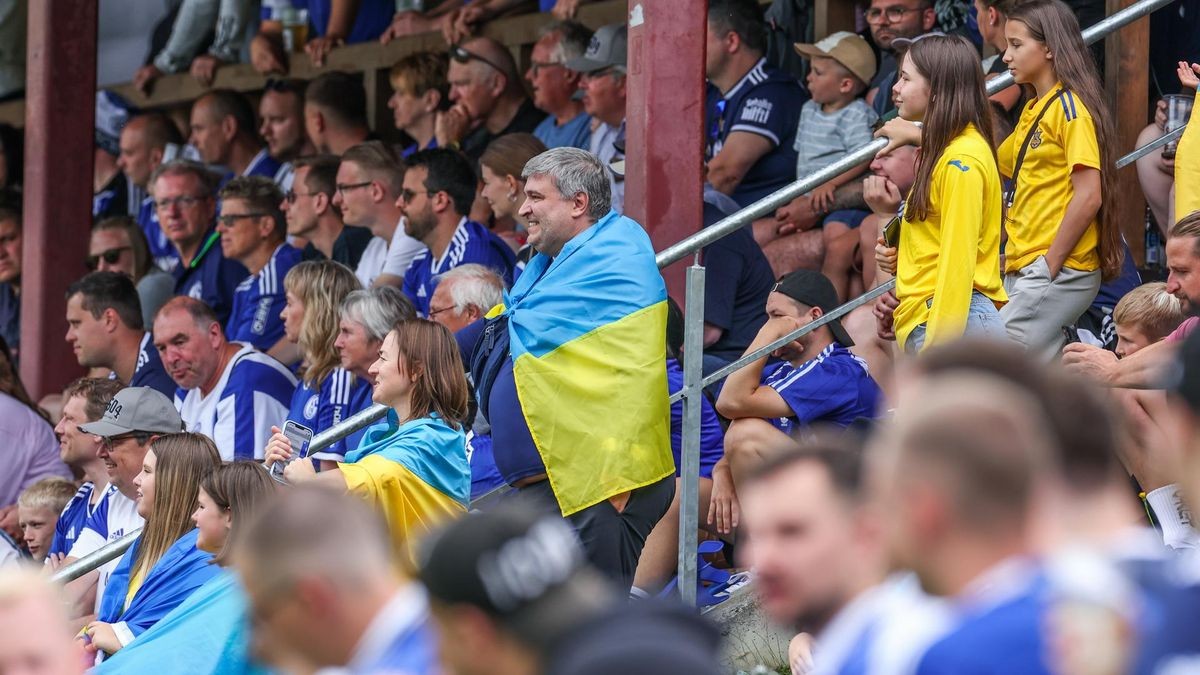 Großer Fan-Andrang beim Schalke-Test im vergangenen Sommer im Trainingslager gegen Dynamo Kiew.