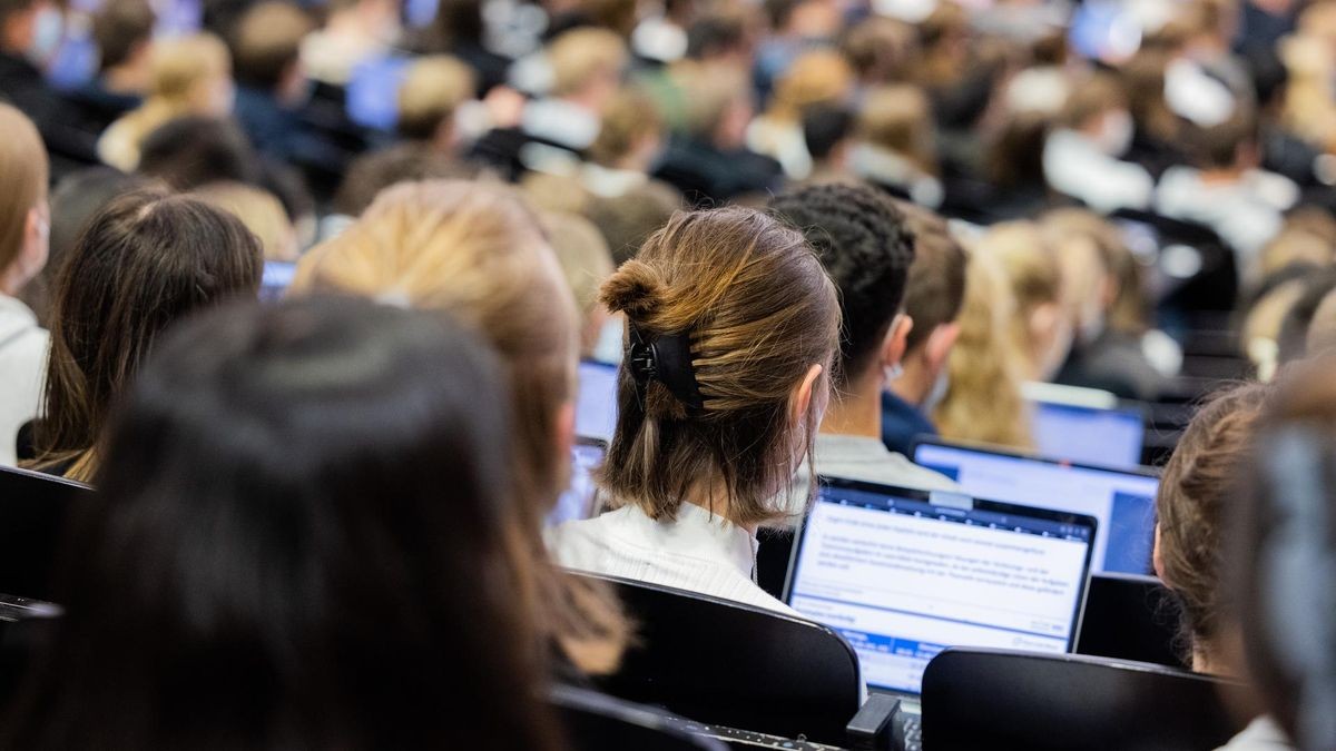 Studenten in Russland werden Songs von umstrittenen Musikern zur Analyse vorgetragen.