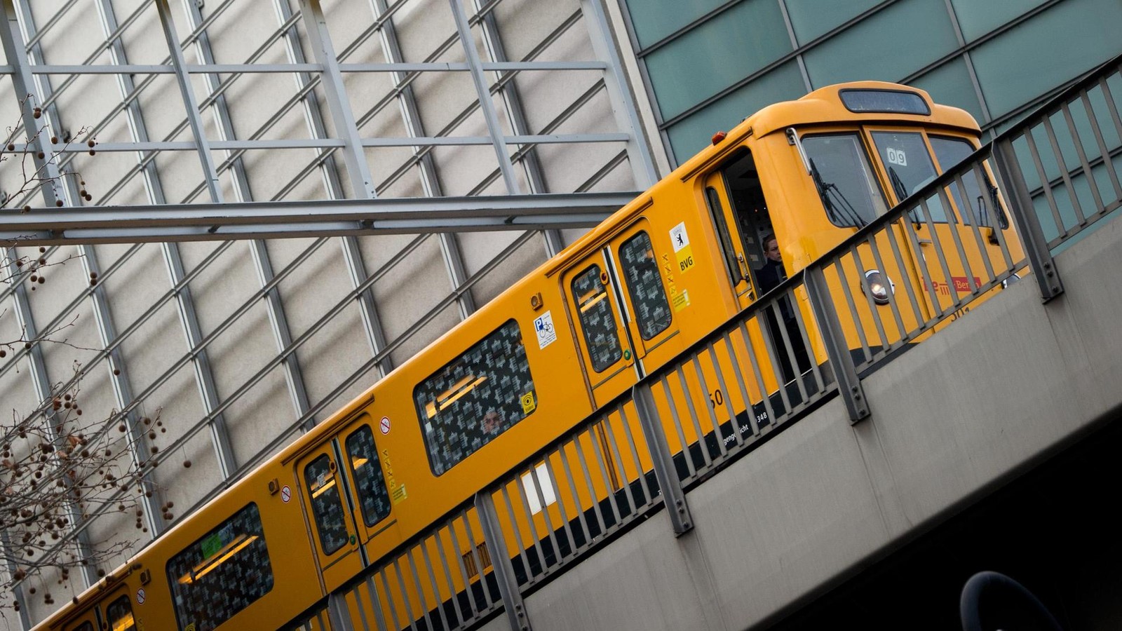U-Bahnhof-Deutsche-Oper-17-J-hriger-stirbt-nach-Stromschlag-BVG-reagiert