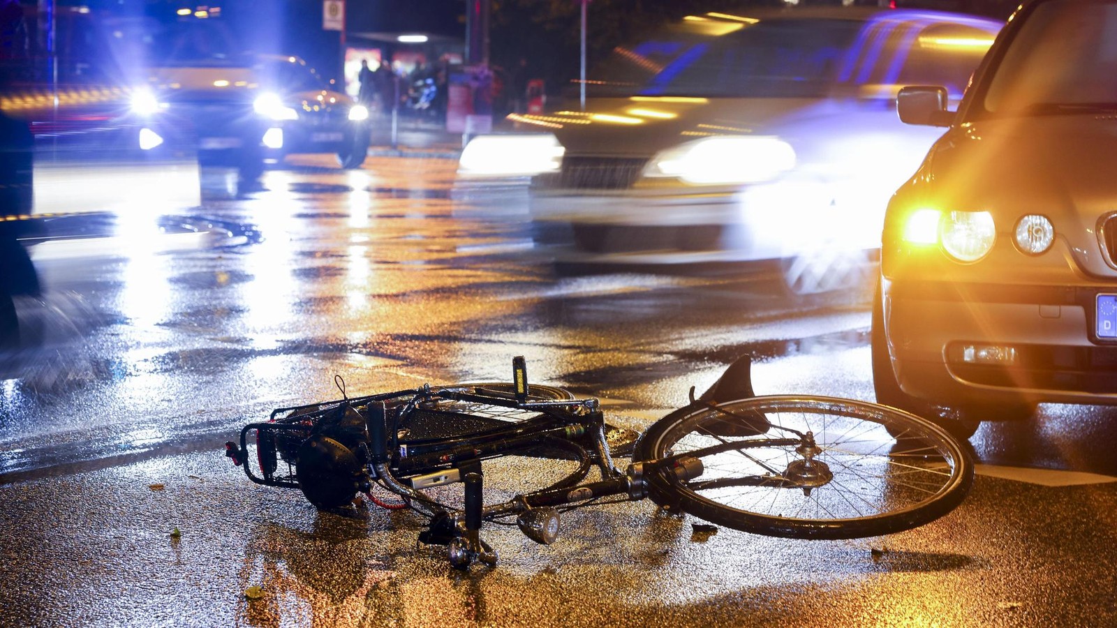 Radfahrer-19-auf-M-hlendamm-von-Pkw-angefahren-schwer-verletzt