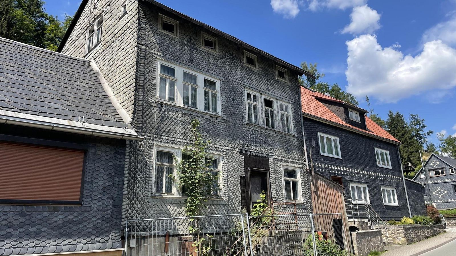 Stra-e-der-Ruinen-In-diesem-Tal-im-Kreis-Saalfeld-Rudolstadt-verfallen-H-user-reihenweise