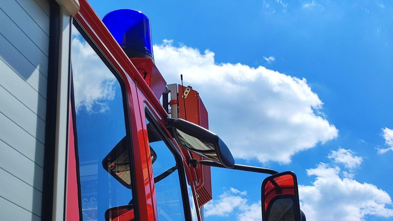 Unfall-mit-drei-Bussen-und-Feuer-am-Spielplatz-im-Altenburger-Land
