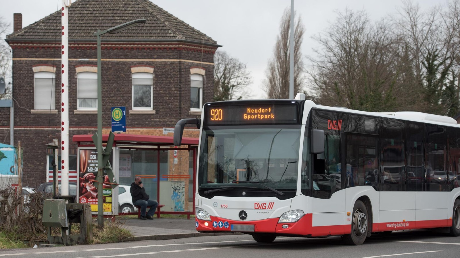 Jetzt-m-ssen-Autofahrer-warten-Busse-haben-in-Duisburg-Vorfahrt