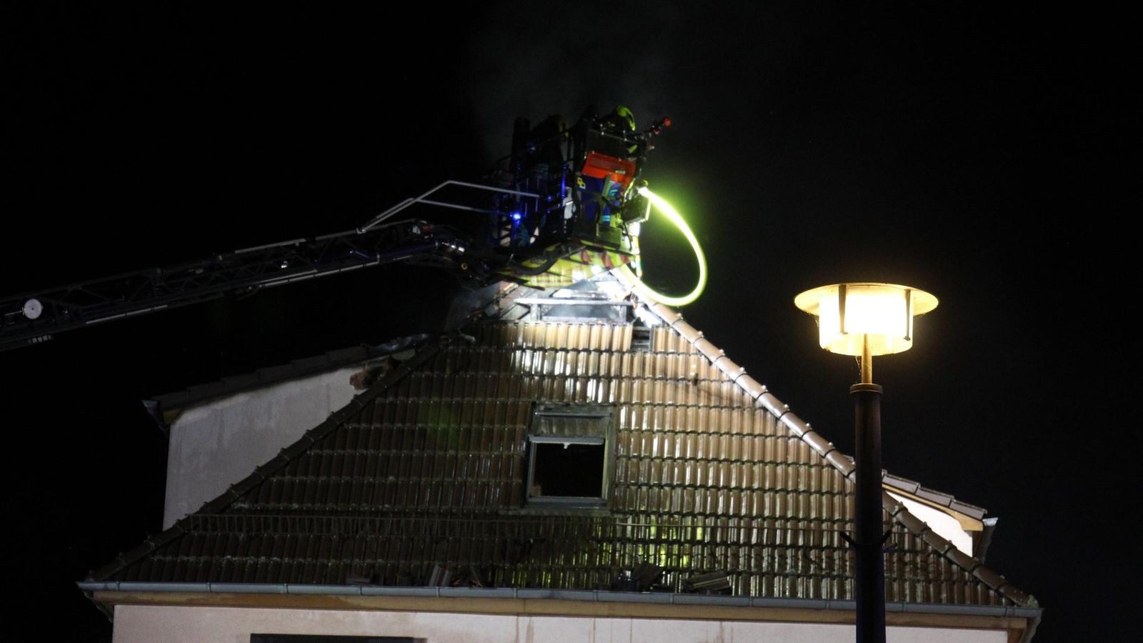 Hei-e-Asche-l-st-Dachstuhlbrand-in-Greiz-aus-Haus-unbewohnbar