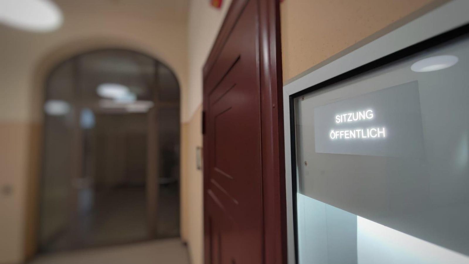 Saalfelder-vor-Gericht-Singlewohnung-mit-Frau-Kind-Hunden-und-Farbspuren-im-Badezimmer