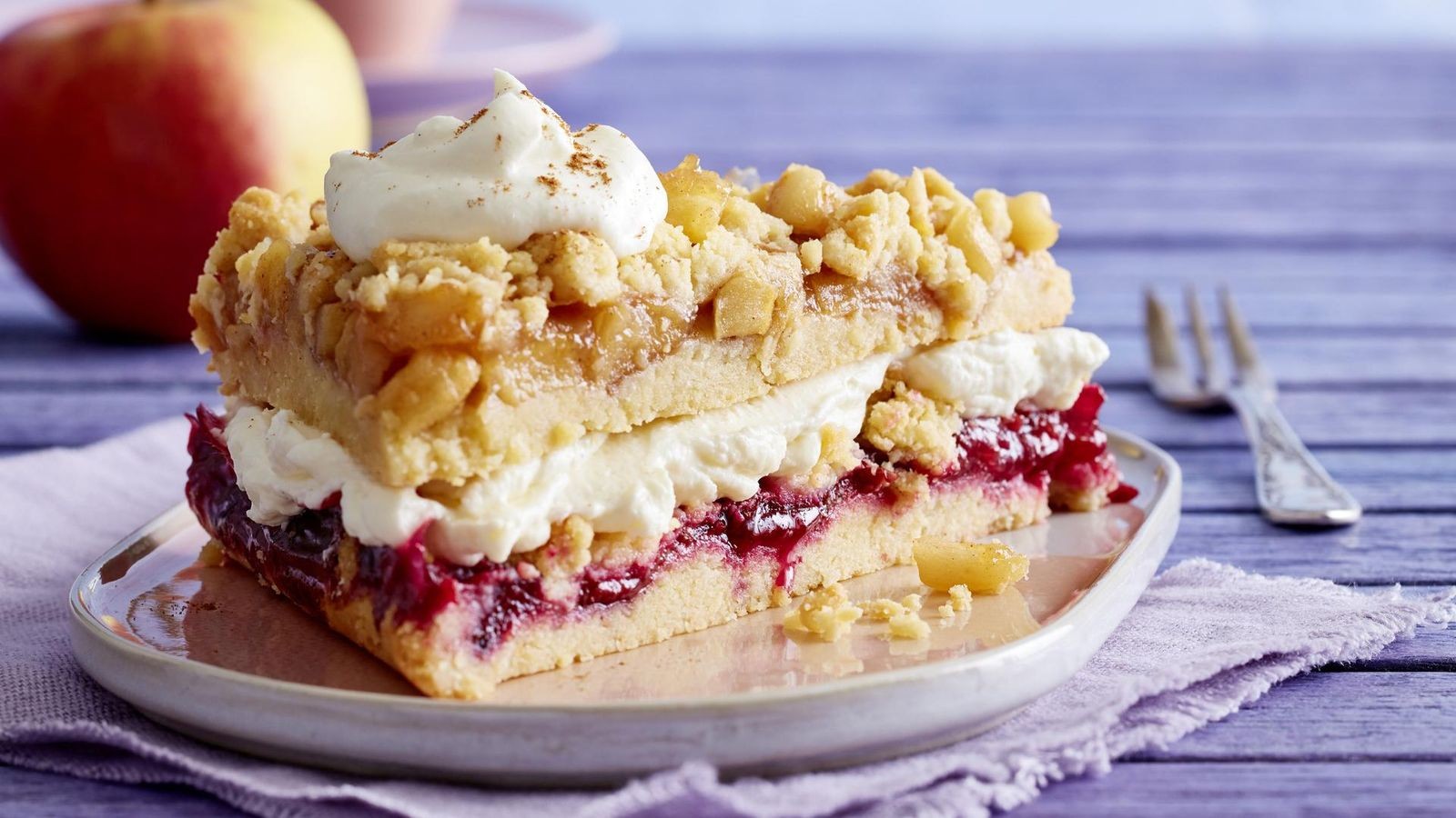 Apfelkuchen mit Streuseln: Prasselkuchen mit Pflaumen und Vanillecreme