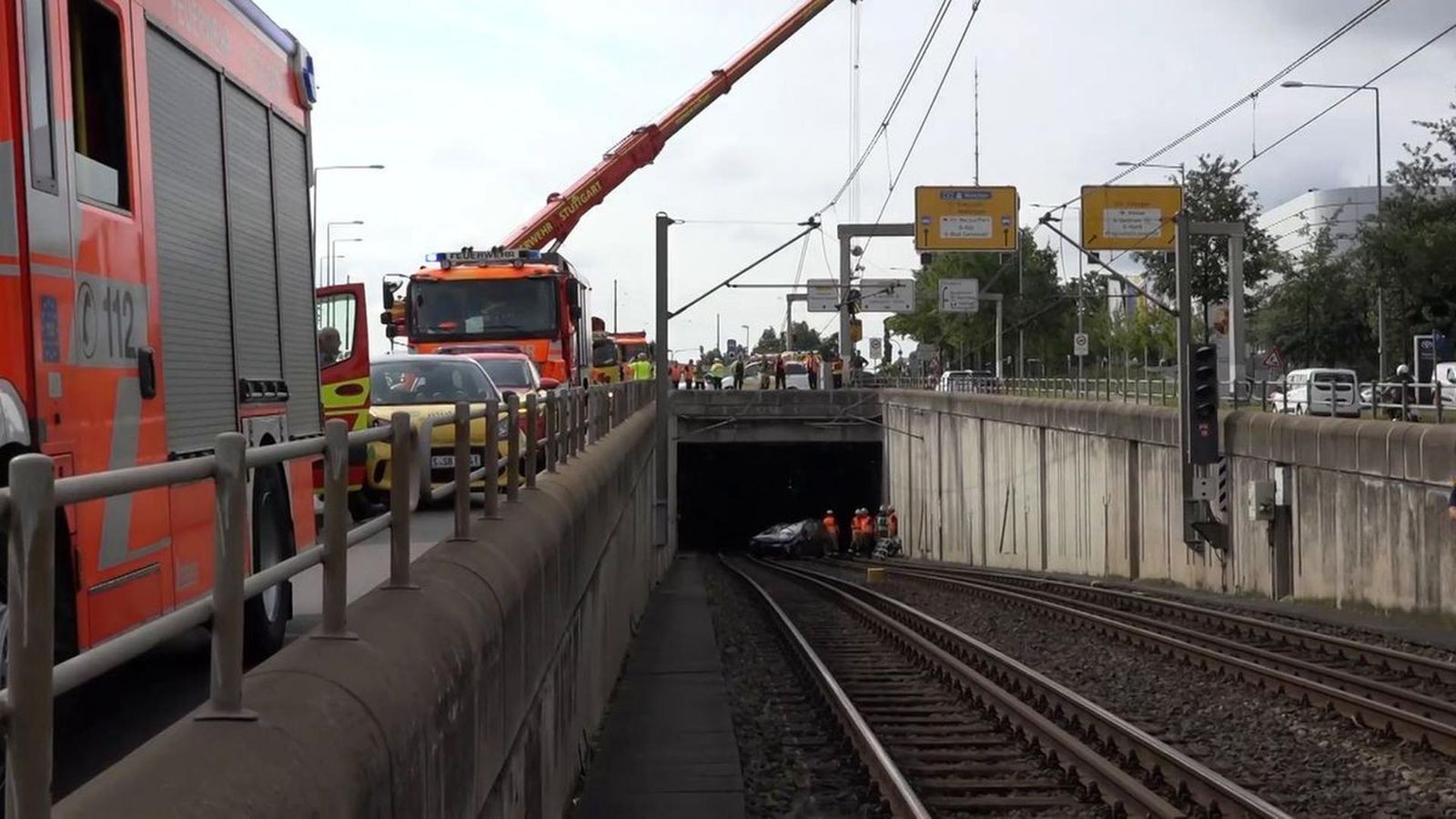 Stuttgart: Auto stürzt auf Bahngleise - zwei Schwerverletzte