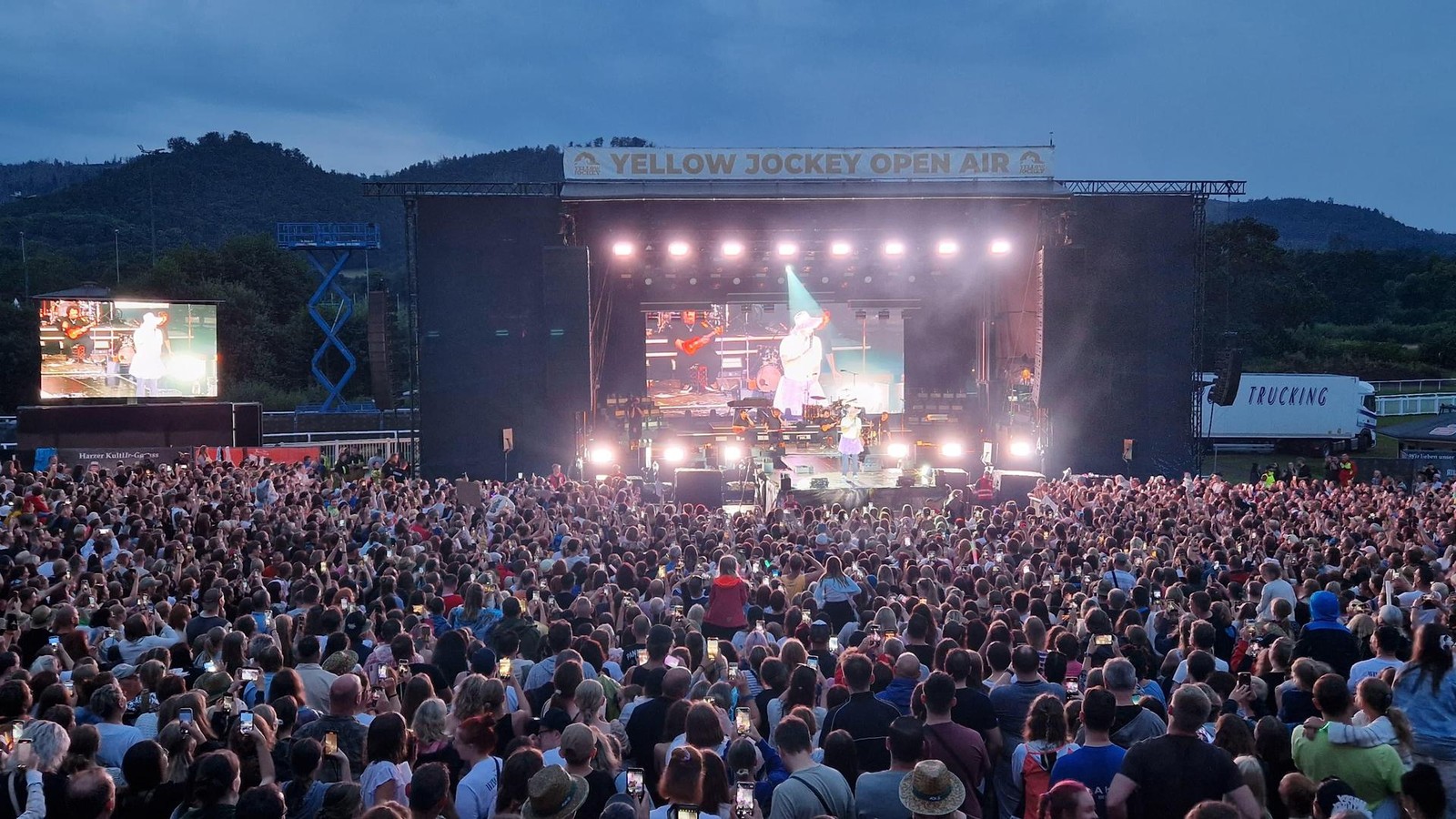 Beliebter-Popstar-spielt-nach-Stadionkonzert-gro-e-Show-im-Harz