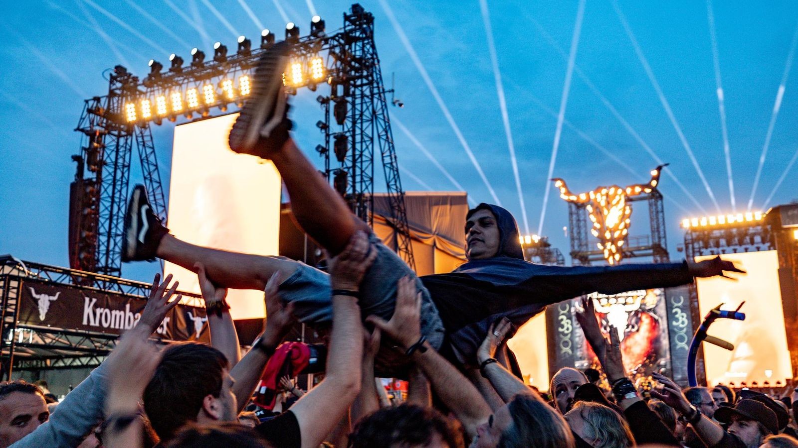 Krombacher-Riesige-Logistik-versorgt-Wacken-mit-viel-Bier