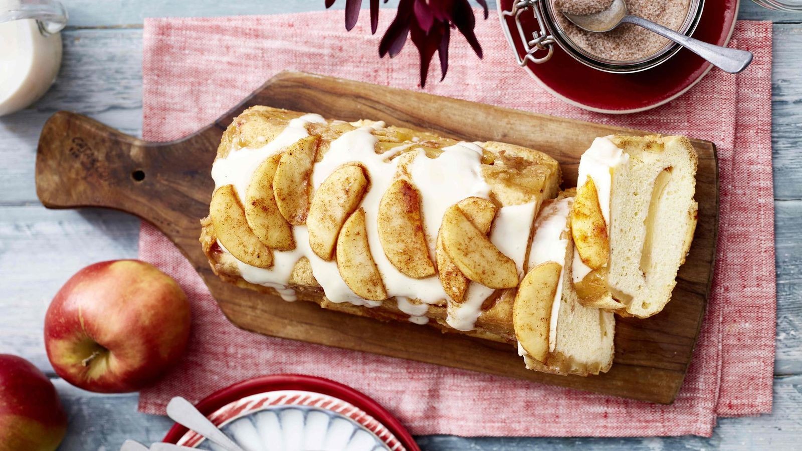 Rezept: Schneller Apfel-Biskuit-Kuchen | Eat Club