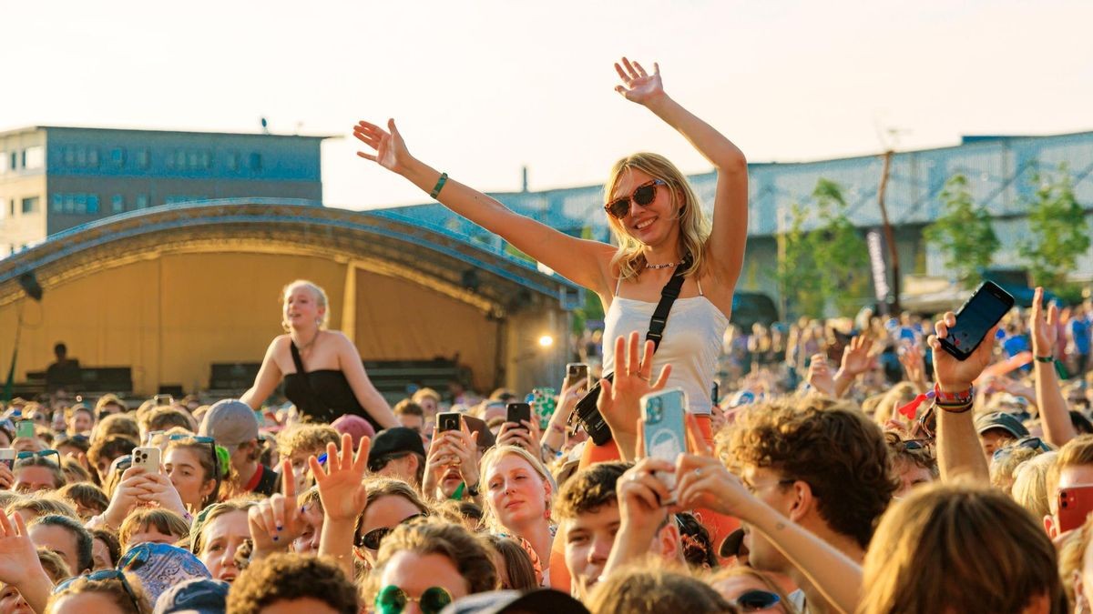 60.000 Besuchende kamen 2024 an drei Tagen zum MS Dockville Festival in Wilhelmsburg. Dieses Jahr entfallen der Anreise-Donnerstag und der Festival-Sonntag, gefeiert wird am 15. und 16. August.