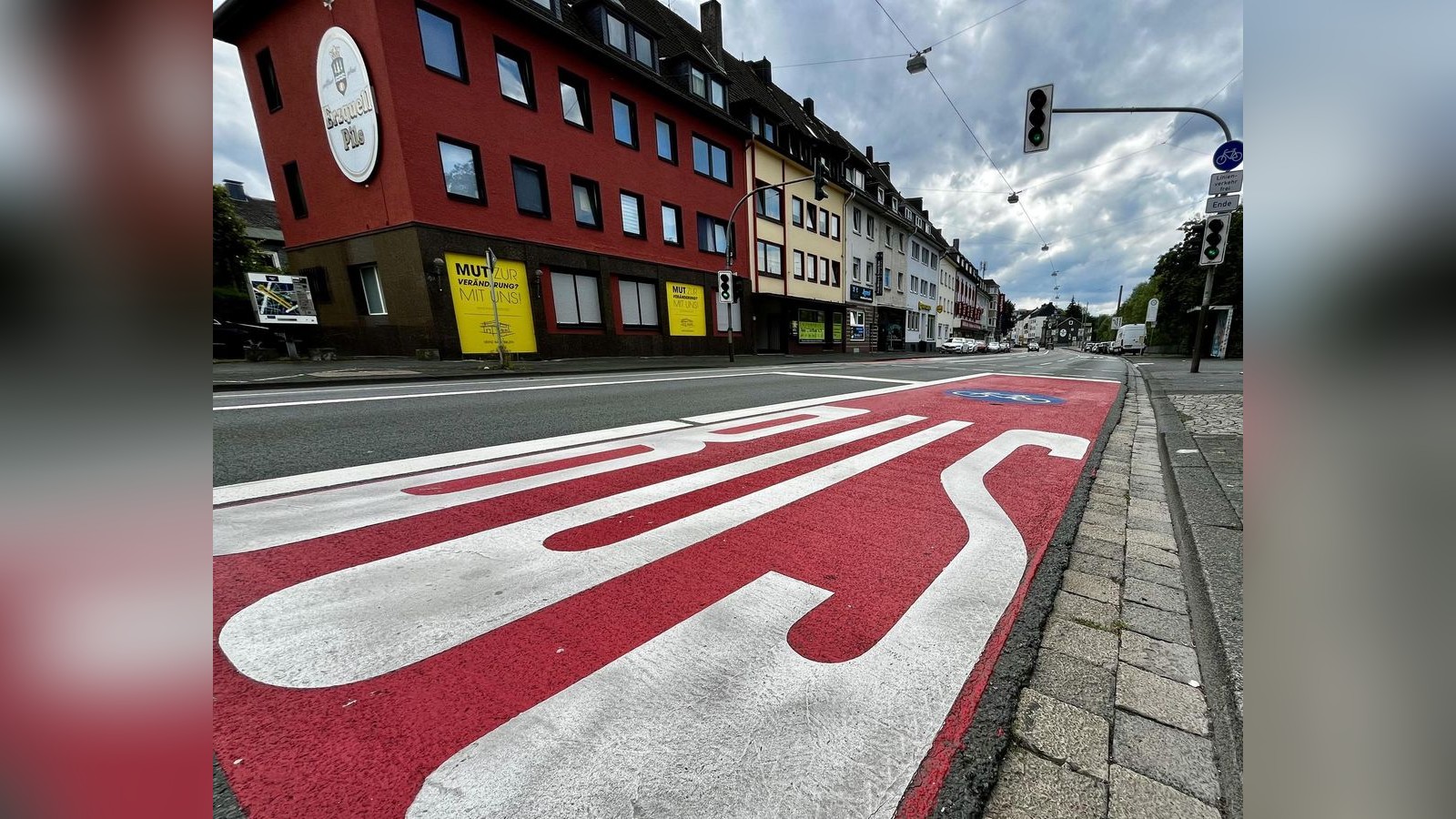 Siegen-Schon-wieder-Autofahrer-bersieht-Bus-auf-Umweltspur-drei-Verletzte