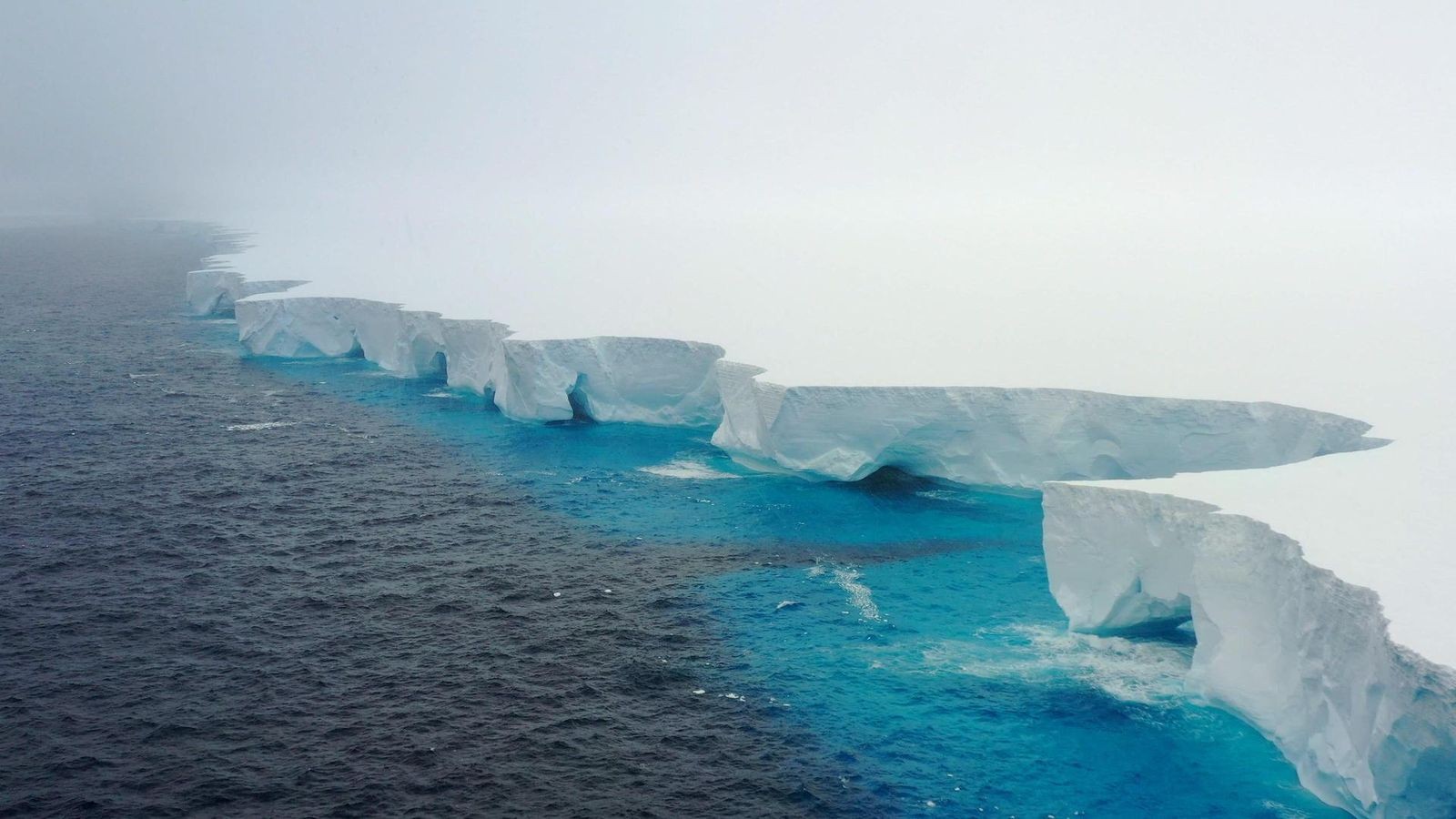 Gr-ter-Eisberg-der-Welt-zerbricht-in-der-Antarktis