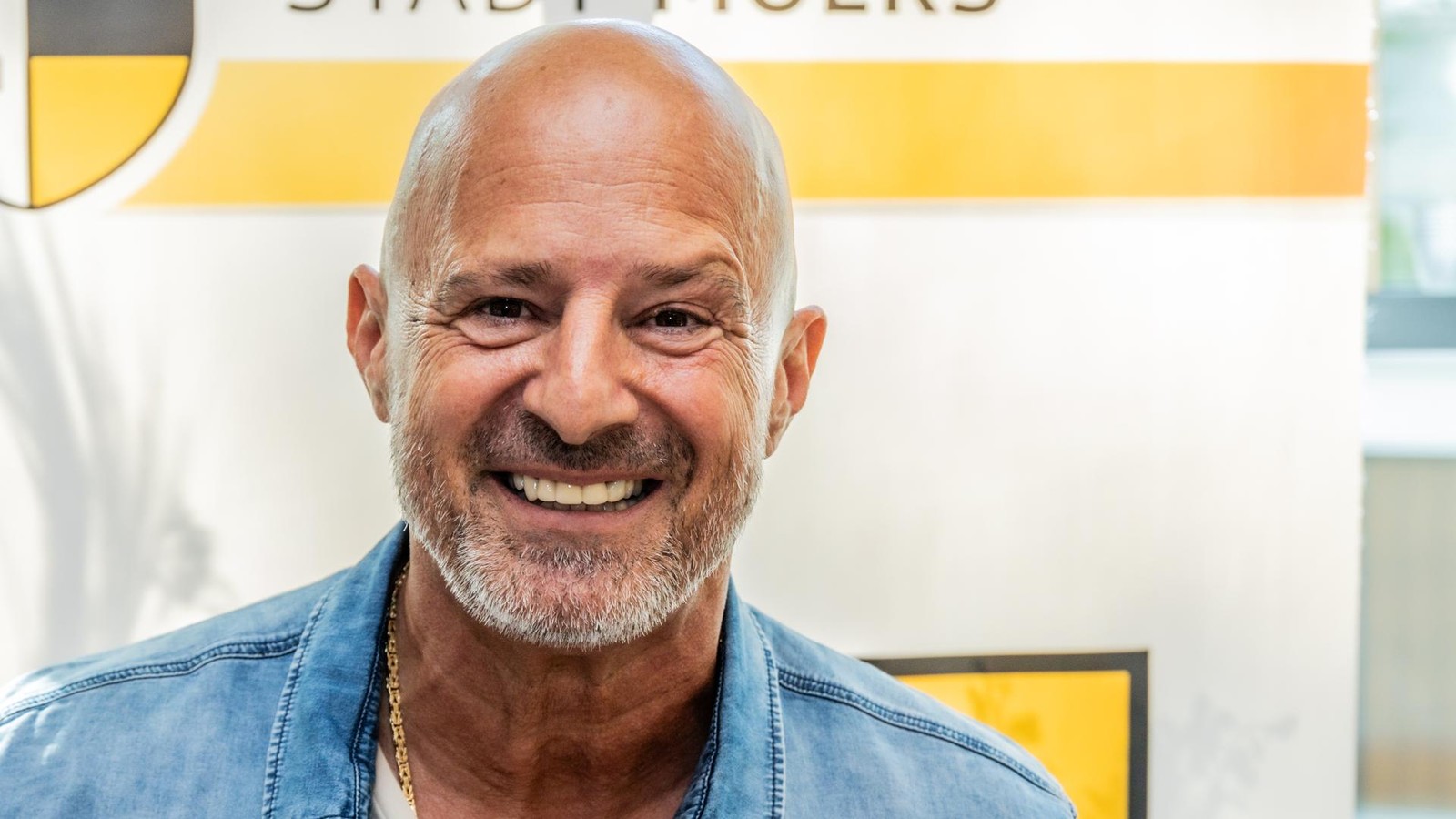 Kuriose-Aktion-TV-Star-Detlef-Steves-als-Geschenk-verpackt-r-hrender-Grund