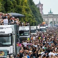 Bei Rave the Planet feierten am Samstag Hunderttausende in Berlin unter dem Motto „Love is Stronger“. Bei Rave the Planet feierten am Samstag Hunderttausende in Berlin unter dem Motto „Love is Stronger“.