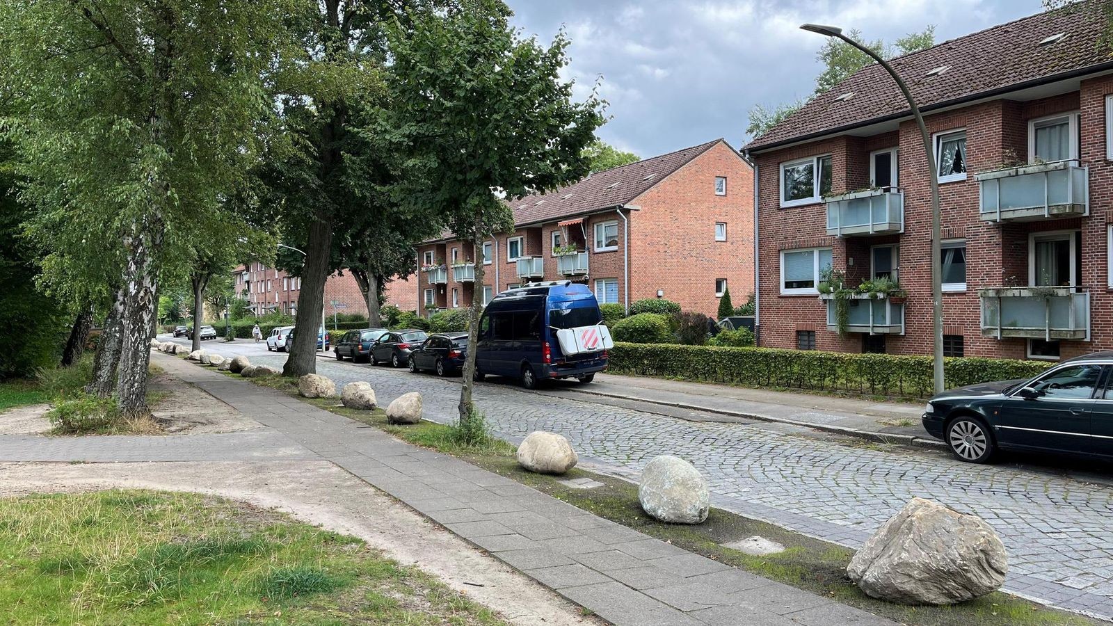 Warum-an-einer-Bergedorfer-Stra-e-nun-50-Findlinge-liegen